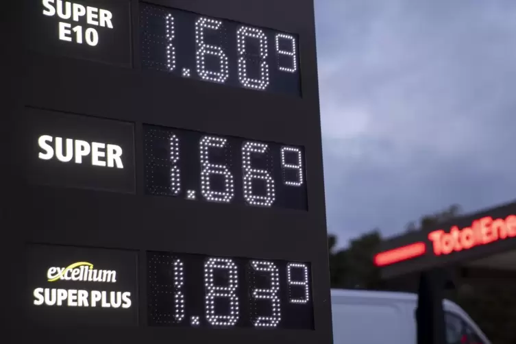 Die Kraftstoffpreise liegen nur noch wenige Cent unter den Rekordwerten aus dem Jahr 2012. 