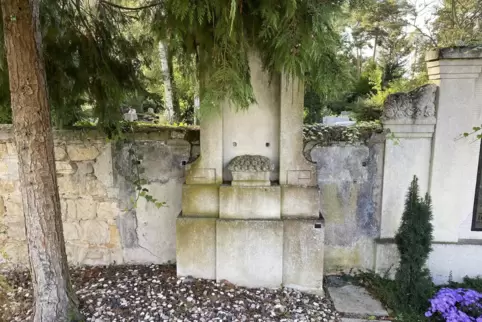 So ist es jetzt auf dem Maxdorfer Friedhof: Die Gedenktafeln fehlen. 
