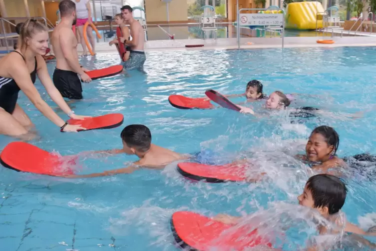 Spielerisch schwimmen lernen: Meike Krüger (links) zeigt beim Kurs des Inner Wheel Clubs, wie viel Spaß man im Wasser haben kann