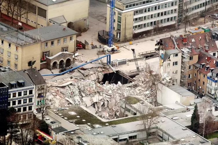 Trümmer liegen in Köln an der Stelle, an der sich das 2009 eingestürzte Stadtarchiv befand. 