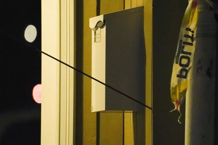 Szene aus Kongsberg aus der Nacht zu Donnerstag: Ein Pfeil steckt in der Wand nach dem Angriff , bei dem ein mit Pfeil und Bogen