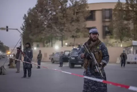 Die Taliban müssen sich gegen andere radikale Islamisten , darunter Gruppen des IS, behaupten.
