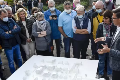 Das Bauprojekt im Stadtviertel Lauterecken stößt auf viel Interesse – und auf Kritik. Die Investoren, hier Architekt Frank Wolf,