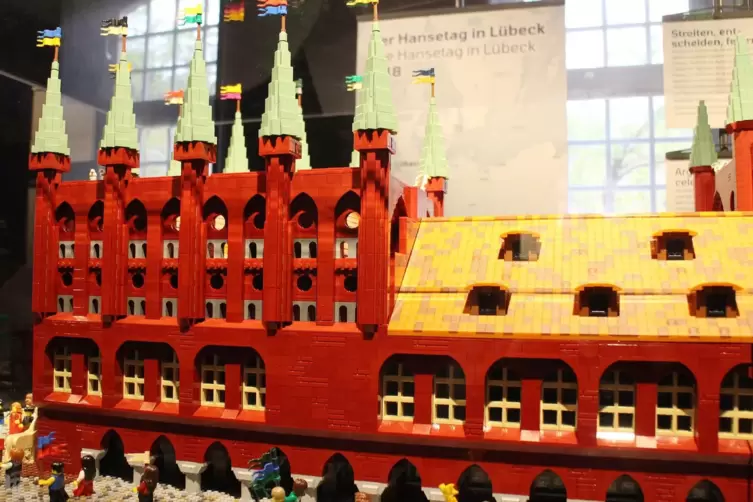 Beeindruckendes Bauwerk: Das Lego-Diorama zeigt den Hansetag im Lübecker Rathaus von 1518. 