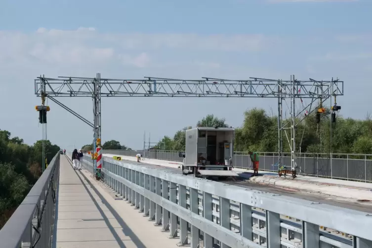Wird bald für den Verkehr freigegeben: die sanierte Salierbrücke bei Speyer. Unser Bild zeigt Flaschenzüge zum Abbau des Hängege