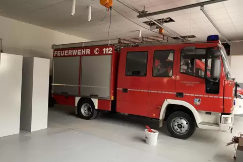 Die Fahrzeuggarage bekam eine neue Decke, einen neuen Boden, und die Wände wurden neu verputzt und gestrichen.