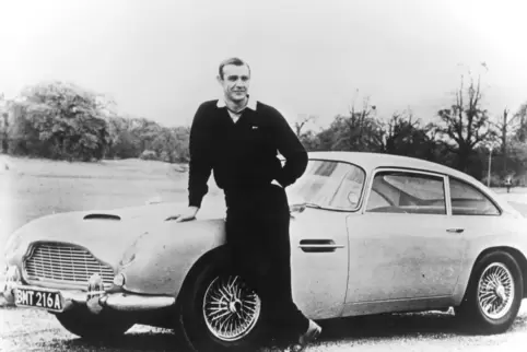 Der Klassiker schlechthin: 007 Sean Connery mit einem Aston Martin DB5.