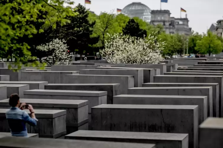  Orte der Erinnerung wie das Holocaust-Mahnmal ein Teil der deutschen Aufarbeitung der NS-Verbrechen. Aber es gibt auch finanzie
