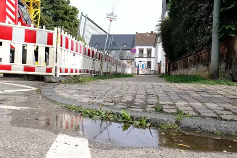 Der Bordstein und das Kopfsteinpflaster sind wenig rollstuhlgerecht. Die Stadt hat jetzt eine Rampe installiert. 