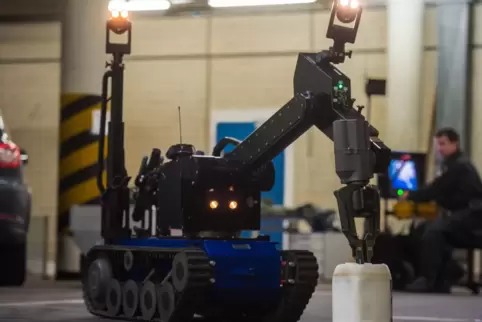 Wenn es besonders gefährlich wird, können die Bomben-Entschärfer der Polizei einen Roboter vorschicken. 