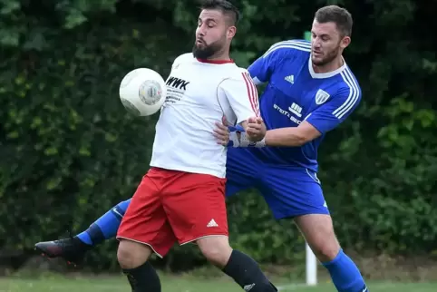 Axel Denig (rechts) ist mit dem TuS Bolanden aktuell Vorletzter. Dennoch sieht er sein Team nicht so schlecht, wie es die Tabell