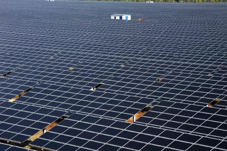 Eine Photovoltaik-Freiflächen-Anlage der Firma Juwi. 