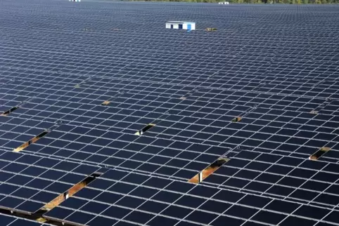 Eine Photovoltaik-Freiflächen-Anlage der Firma Juwi. 