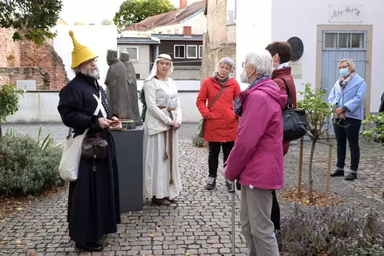 Leben, Bildung und Kleiderordnung der ersten Juden in Speyer (von links): Ibrahim Karabed und Angela Pfenninger klären darüber b