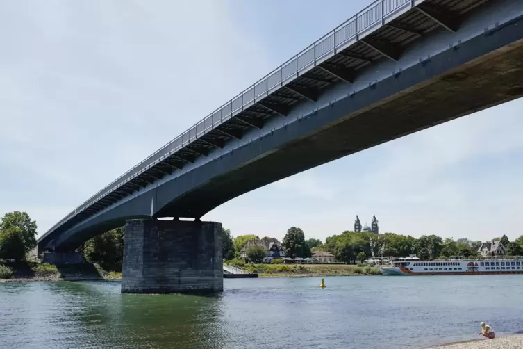 Die Salierbrücke in Speyer soll bald wieder für den Verkehr freigegeben werden.