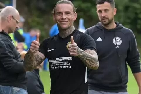 Will mit Hermersberg in die Verbandsliga aufsteigen: Stürmer und Co-Trainer Patrick Freyer. Rechts hinter ihm Chefcoach Jens May