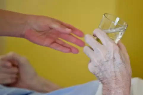 Mehr trinken: Derzeit behelfen sich die Pflegeheime in Hitzewellen noch mit einem Bündel kurzfristiger Maßnahmen.