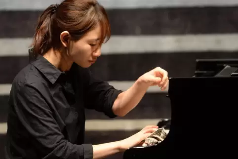 Eunsong Dong spielte Claude Debussy Etude Nr. 7, Pour les degrés Chromatiques.
