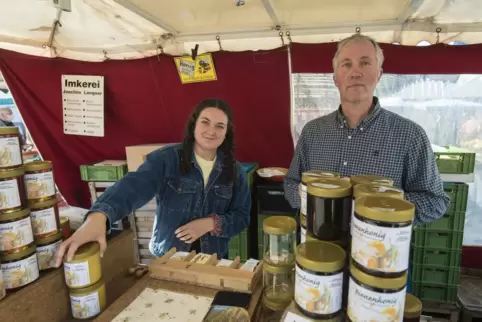  Honig und Blütenpollen sind seine Spezialitäten: Joachim Langner mit Tochter Marie. 