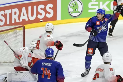 Eine Szene aus dem CHL-Gruppenspiel der Adler am Mittwoch gegen HC Lausanne (1:3): Borna Rendulic scheitert gegen Torwart Loris 