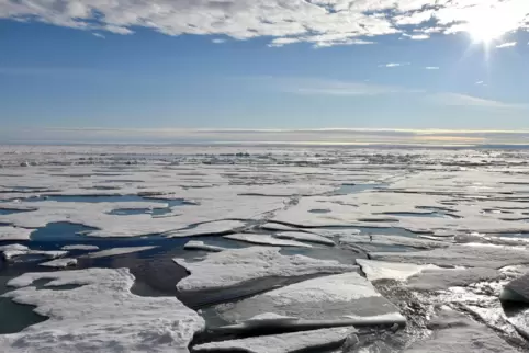 Die Eisdecke auf dem Arktischen Ozean am Nordpol.