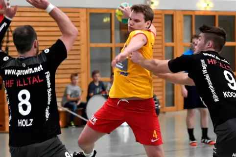 Das Knie von Rückraumroutinier Michael Betz (gelbes Trikot) hat die ersten Belastungsproben gut überstanden. Er wird wieder spie