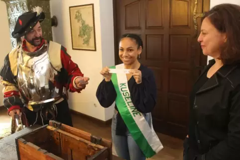 Kuseline Clara de Oliveira Seyler im Bild mit Burgverwalter Andreas Rauch loste die Gewinner der fünf Gutscheine aus, die am Act