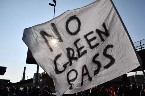 Wie hier in Genua gab es zahlreiche Proteste gegen den „Grünen Pass“.