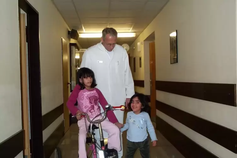 In besonderer Erinnerung behält der frühere Chefarzt Helmut Schläfer die Hüftoperationen bei zwei Mädchen aus dem Jemen, die mon