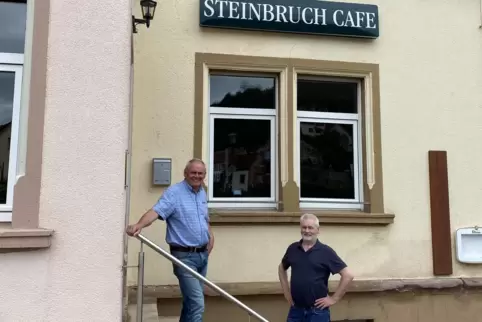 Ortwin Merz (rechts; hier mit Ortsbürgermeister Thomas Danneck) übernimmt im neuen Jahr das Rammelsbacher Steinbruchcafé. 