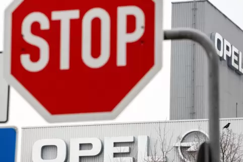 Ein Stoppschild steht vor den Toren des Opelwerks in Eisenach. 