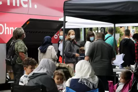 Der Andrang vor dem Impfbus war im September am Landauer Hauptbahnhof groß. 