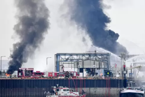 Löscharbeiten am Landeshafen Nord am 17. Oktober 2016 – vom Landweg und vom Wasser. Die Rauchwolke infolge der Explosionen war w