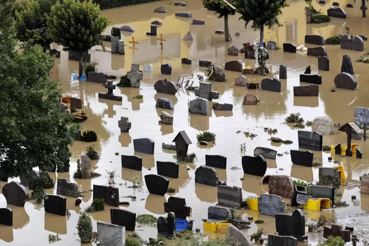 Bei der Überflutung im Juli stand der Friedhof von Dernau unter Wasser.