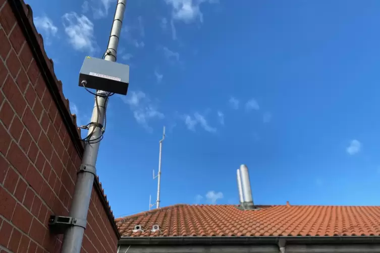 Die neue Satellitenkommunikationsanlage auf dem Kreishaus, damit die Beh&ouml;rden auch im Krisenfall grenz&uuml;bergreifend vernetzt sind