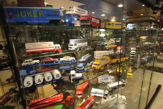 Rund 2500 Fahrzeuge sind im Café Veldenzer Mühle ausgestellt. Hinzu kommen Puppen, Spieluhren, Eisenbahnen und vieles mehr.