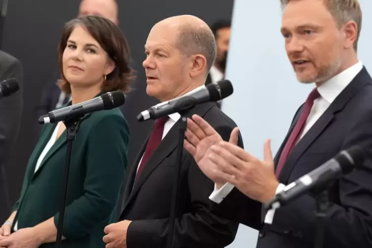 Sie sind sich erstmal soweit einig (von links): Grünen-Chefin Baerbock, SPD-Kanzlerkandidat Scholz und FDP-Vorsitzender Lindner 