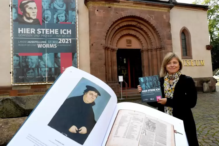 Herausgeberin Katharina Kunter präsentiert ihr Werk vor dem Andreasstift-Museum. Das Buch umfasst 520 Seiten.