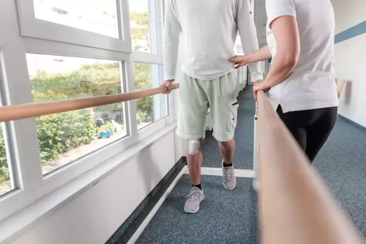 Nach einem Sportunfall – und auch nach einer Operation – heißt es: So schnell wie möglich wieder auf die Beine kommen, damit Kno