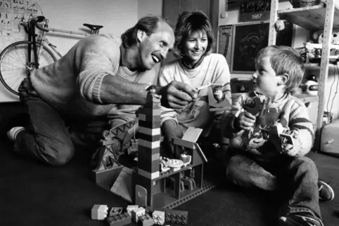 Familienidyll 1987: Reinhold Roth mit Ehefrau Elfriede und Sohn Mathias.