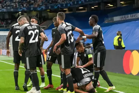 Das Wunder von Madrid: Spieler von Sheriff Tiraspol bejubeln das Führungstor im Spiel der Champions League bei Real. Torschütze 