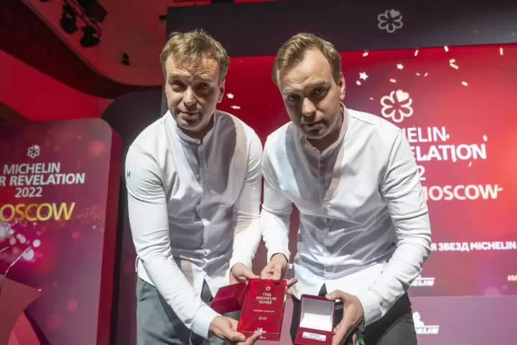 Zwillinge mit zwei Sternen: Die Twins-Garden-Köche Ivan und Sergey Berezutsky zeigen ihre Auszeichnung bei der Preisverleihung i