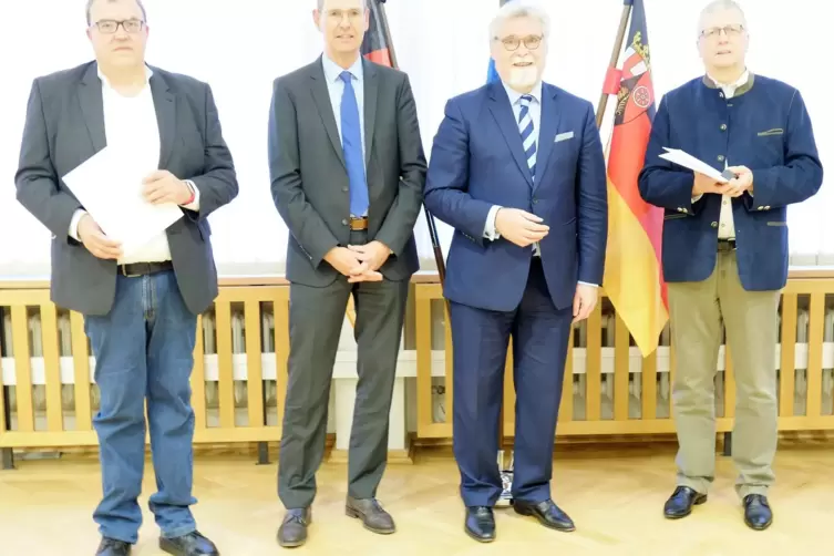Die ehrenamtlichen Richter Markus Schröter (links) und Andreas Stellmann (rechts) mit Landgerichtspräsident Harald Jenet und Jus