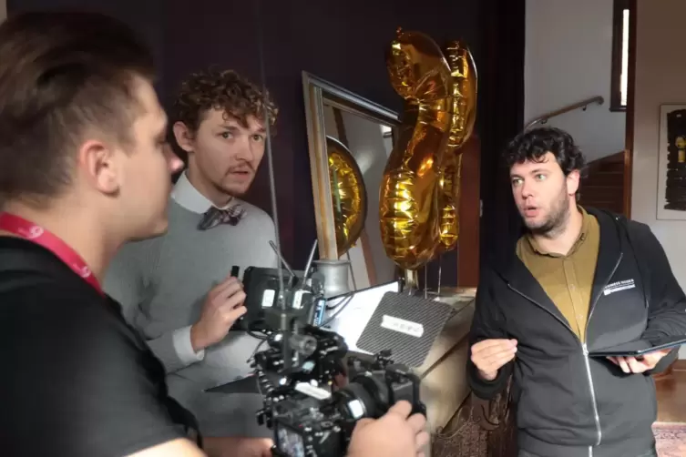 Kameramann Samuel Debus (links), Regisseur Benedict Schulz und Produzent Christian Mayer stimmen sich vor dem Dreh ab.