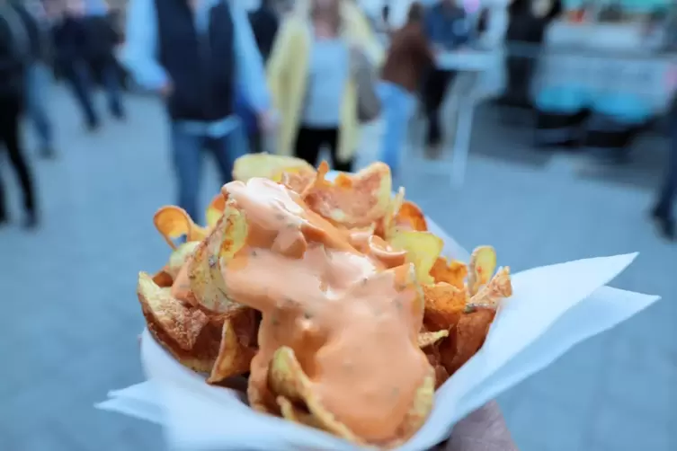 Tipp einer Kerzenheimer Besucherin des Festivals: Frische Kartoffelchips mit scharfer Soße.