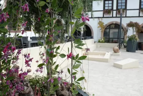 Das Künstler-Ehepaar Barbara und Gernot Rumpf hat den Brunnen gestaltet. 