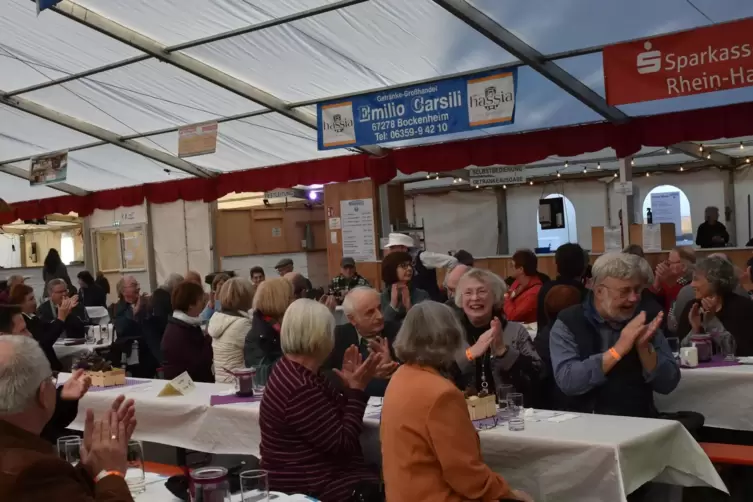 Das Festzelt war beim Dichterwettstreit immerhin halb gef&uuml;llt.