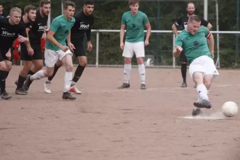 Foulelfmeter für Kusel: Mannschaftskapitän Kevin Berger trifft zum 2:0.