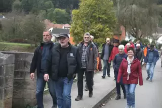 Rund 50 Bürger nahmen zum Auftakt zur Dorfmoderation an einem Spaziergang durch den Ort tel. 