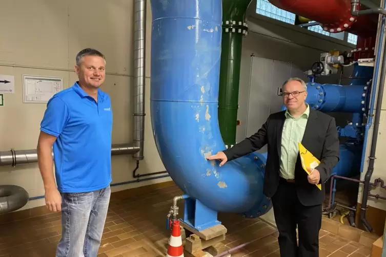 Markus-Werner Schuler (links) und Holger M&uuml;ck an dem zentralen Rohrst&uuml;ck, das bald ausgetauscht werden muss.